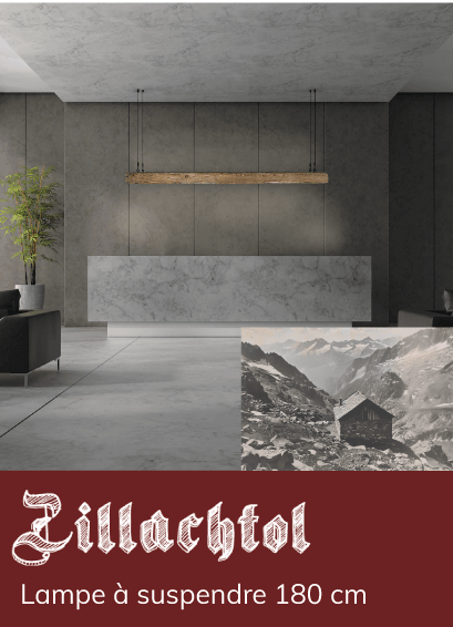 Une longue lampe en bois suspendue &eacute;claire une pi&egrave;ce moderne aux murs gris et aux &eacute;l&eacute;ments en marbre. Texte : &laquo; Zillachtol suspension 180 cm &raquo;. En arri&egrave;re-plan, une photo en noir et blanc d&rsquo;un chalet de montagne.