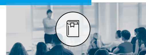 Une icône de livre avec un marque-page flotte au-dessus d’une image floue d’un intervenant s’adressant à un groupe de personnes assises dans une pièce lumineuse.