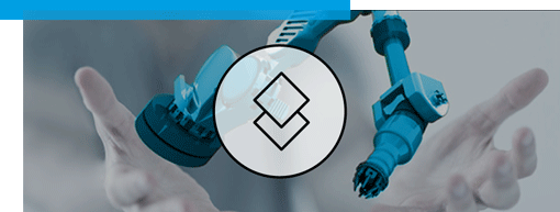 Un bras robotique bleu se déplace au-dessus de deux mains ouvertes sur un fond gris. Au premier plan se trouve une icône transparente composée de deux carrés superposés.