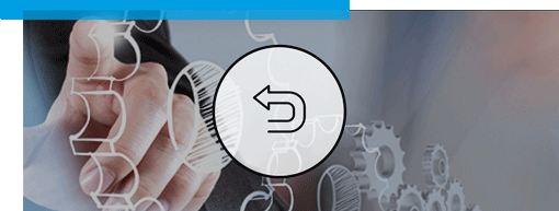 Une icône de flèche orientée vers l’arrière est superposée à une image montrant une main touchant des engrenages transparents ; d’autres engrenages apparaissent à l’arrière-plan dans un contexte technique.